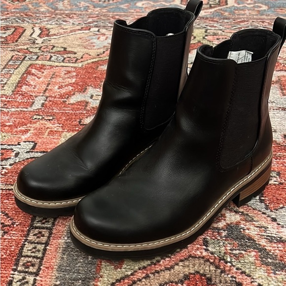 Universal Thread Shoes - Universal Thread - Black Chelsea Boots - size 8.5 - perfect condition